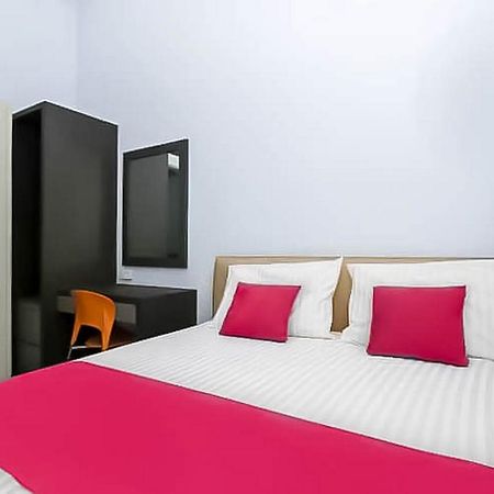 Hotel Reddoorz Near Stasiun Lawang Esterno foto